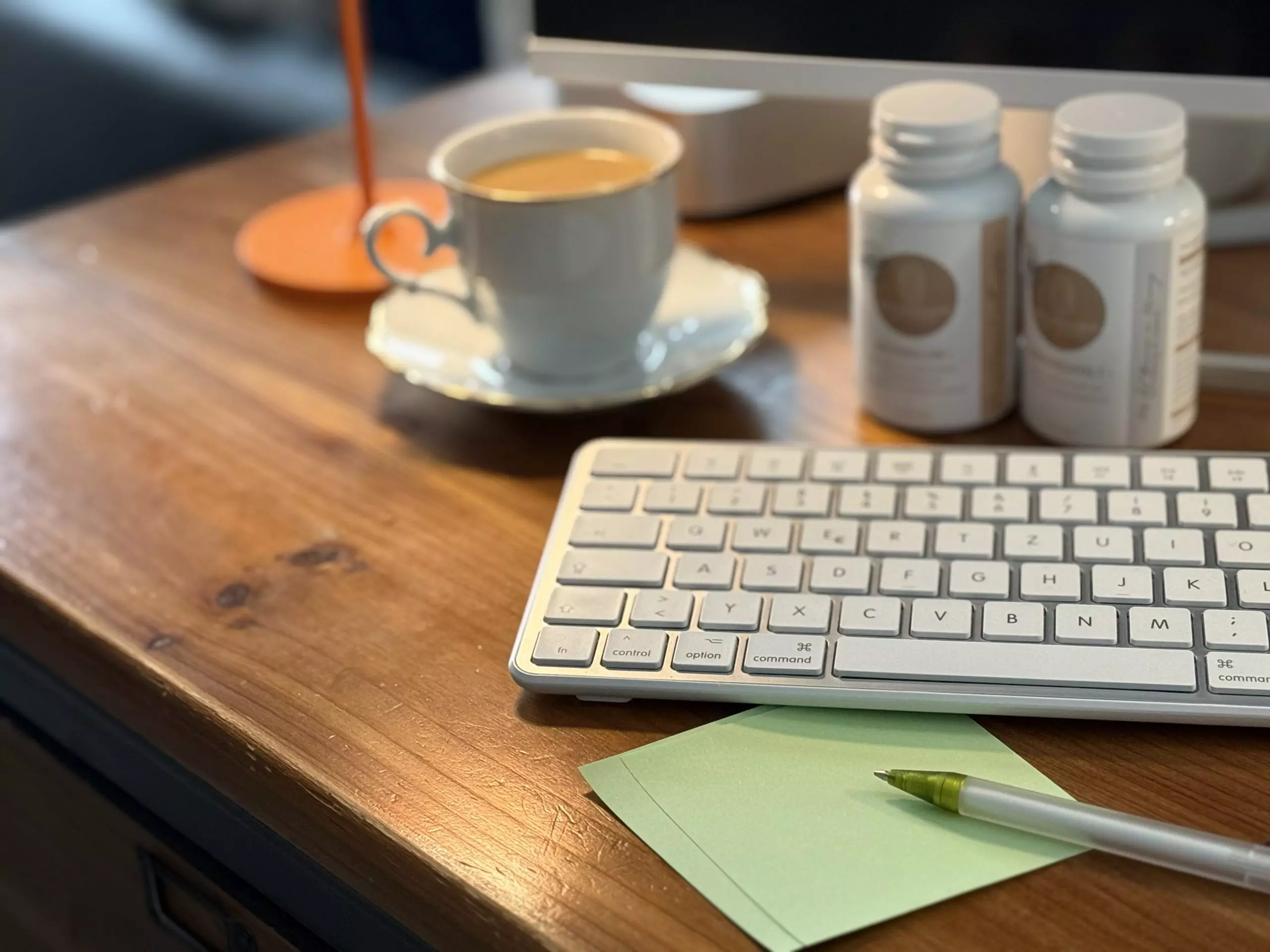 Schreibtisch Tastatur Kaffee-Tasse Zettel mit Stift Beterskupp® Produkte 2026